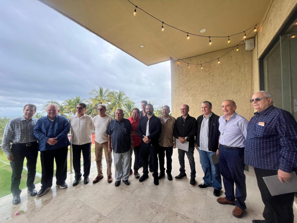 Pedro Miguel Rosaldo se reúne con 11 exalcaldes de Coatzacoalcos; busca ser “el mejor de la historia” y destaca respaldo estatal