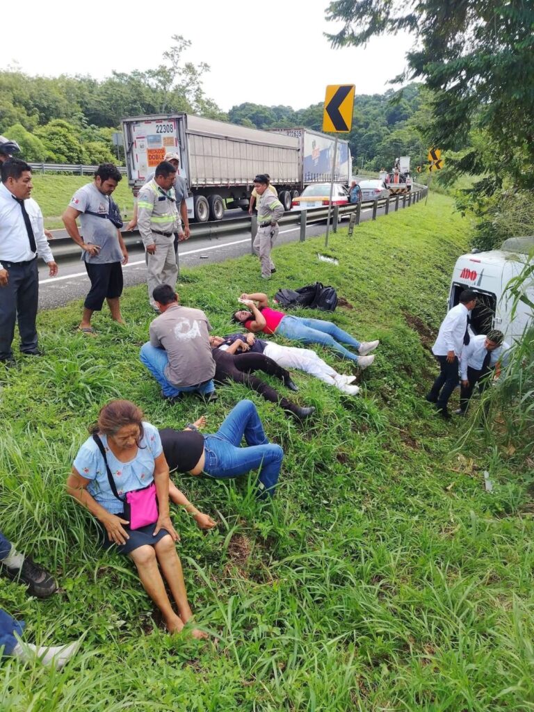 Sprinter del ADO se sale de la vía; automovilistas auxiliaron a los heridos en la carretera Coatzacoalcos- Villahermosa