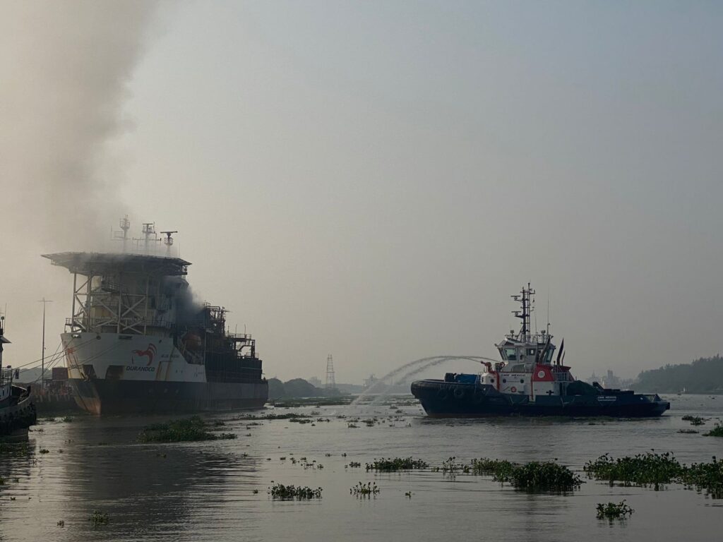 Se incendia buque Blue Phoenix en los muelles de Permaducto en Villa Allende