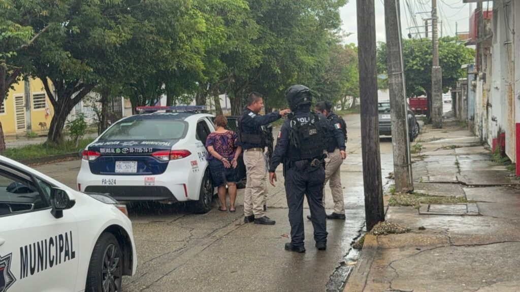 Detienen a Yolanda, mujer que tenía recluido a su marido; golpeó a una vecina y dañó un automóvil