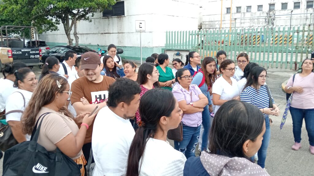 Enfermeras y enfermeros del Hospital IMSS Bienestar de Coatzacoalcos bloquean Avenida; exigen salario completo