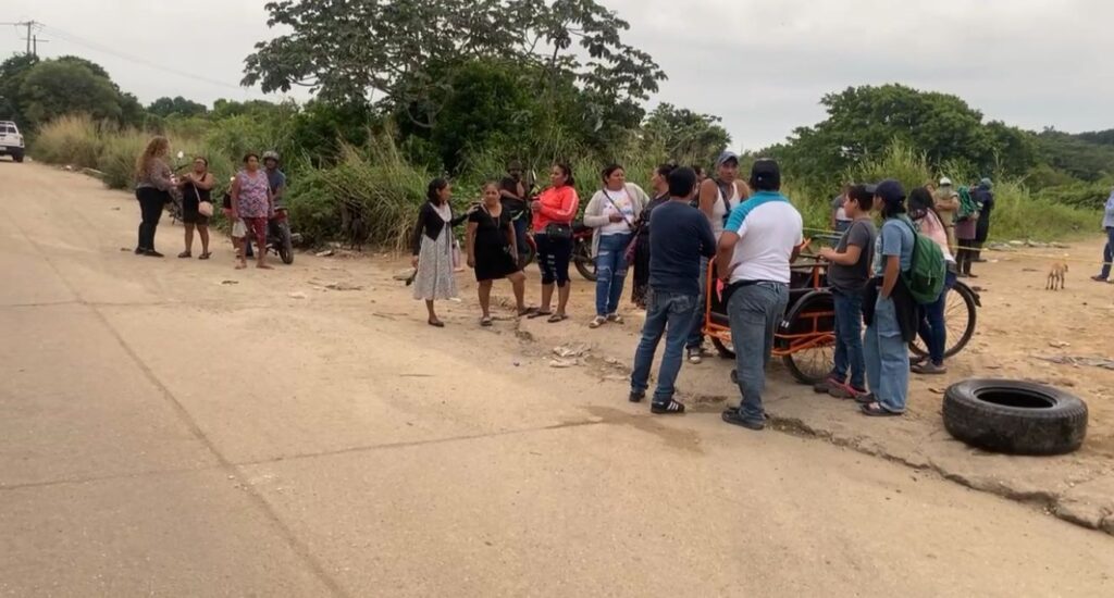 Bloquean carretera Complejo Petroquímico Morelos que lleva al basurero de Villa Allende