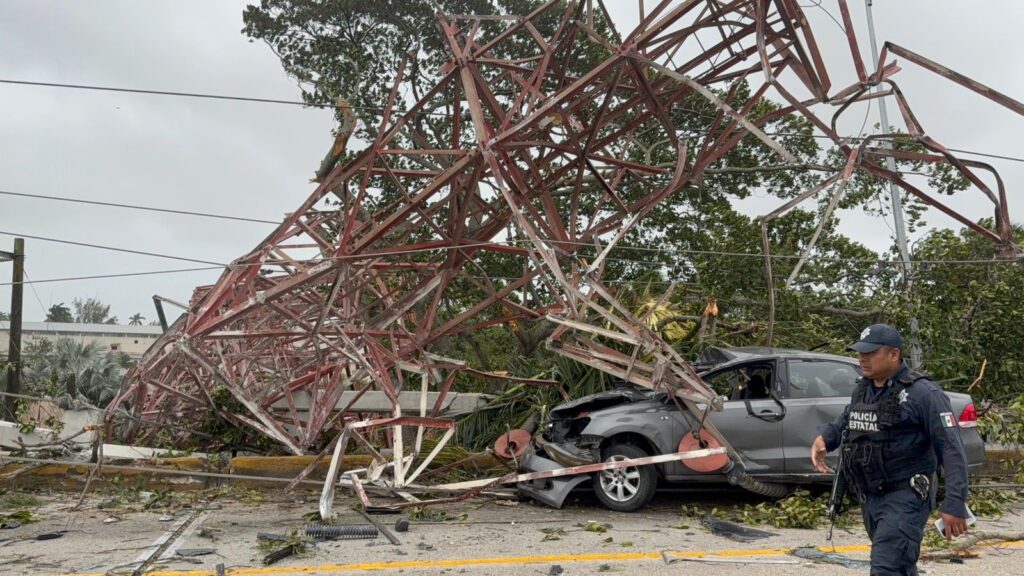 Cae torre de alta tensión de CFE en el puente Coatzacoalcos