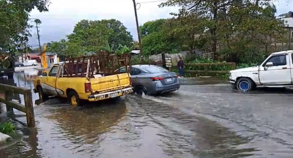 Encharcamientos en Coatzacoalcos por FF 27; abren puerto a la navegación