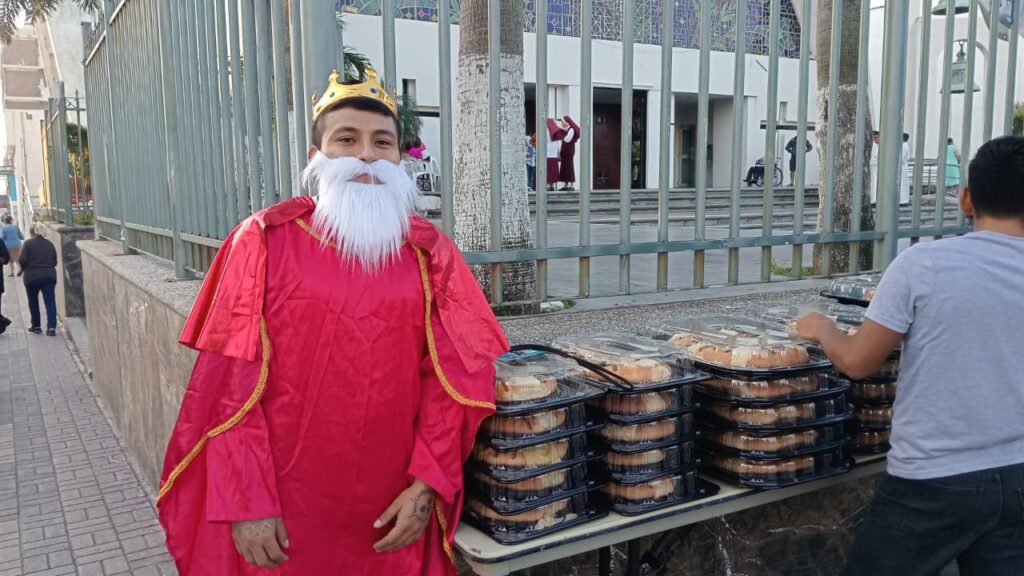 Grupo «La Promesa» de Drogadictos Anónimos de Coatzacoalcos vende sus tradicionales Roscas de Reyes