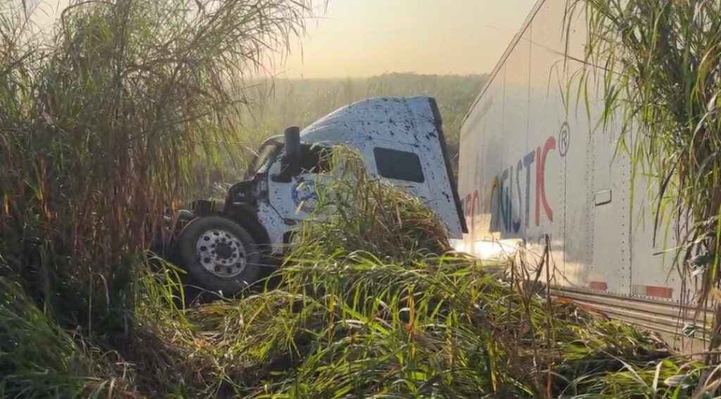 Tráiler se sale del camino y provoca tráfico en Las Matas