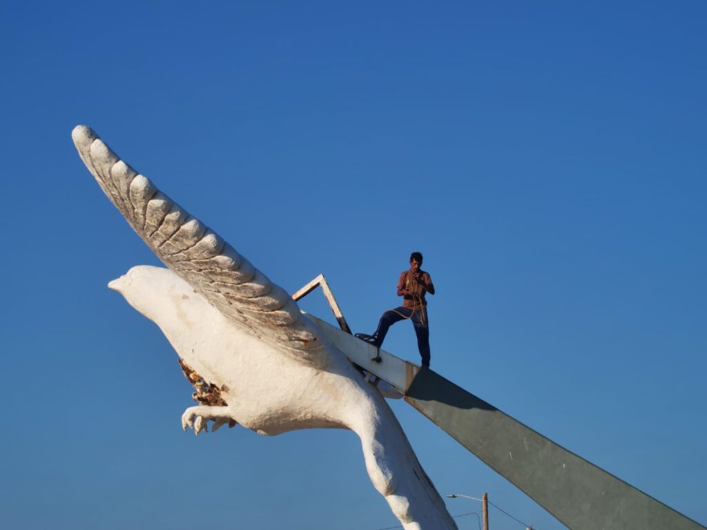 Sujeto sube a la Paloma de la Paz del malecón de Coatzacoalcos y dañó el monumento