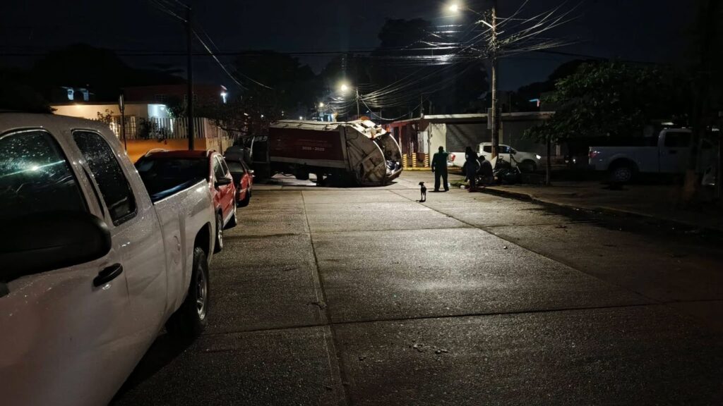 Cae camión recolector de basura en socavón en la colonia Benito Juárez Norte de Coatzacoalcos