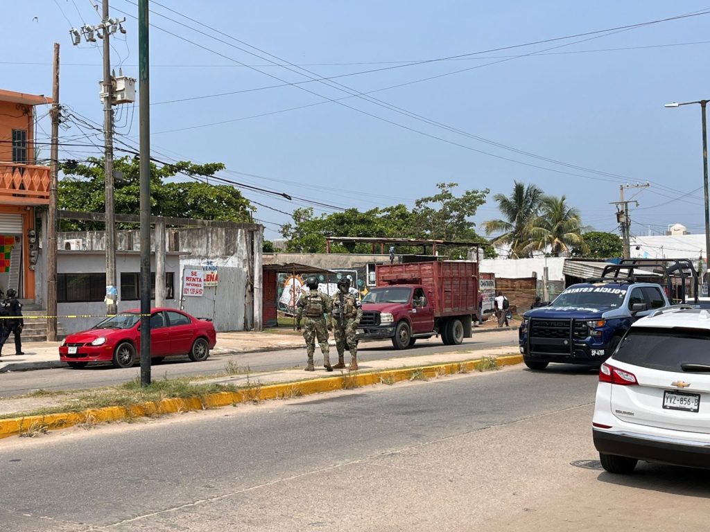 Atacan a balazos a chatarrero en Coatzacoalcos; agresores huyen en auto azul
